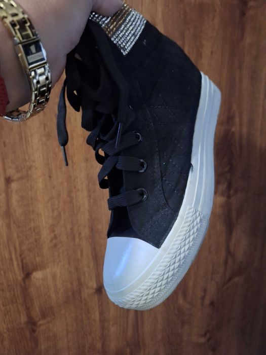 Официални кецове на платформа