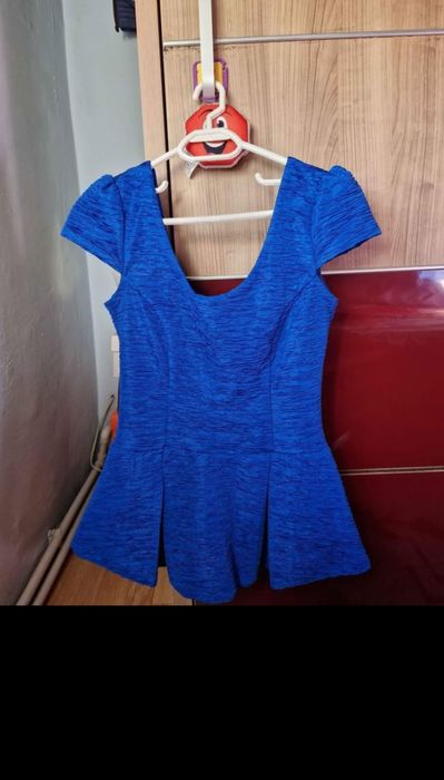 Bluză albastra creponata Atmosphere, mărimea 36
Material:95%poliester 
5%elastan.
Se închide cu fermoar.Produs romanesc. Nu are defecte. Trimit în ta