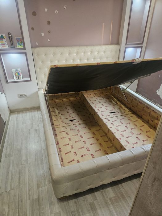 Двуспальная кровать