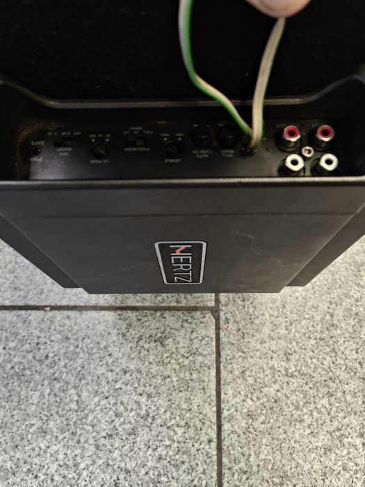 Субуфер / Бас каса Hertz DBX 30.3, 1000W, 30см с усилвател Hertz