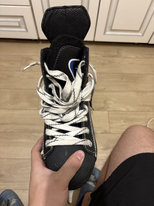 Коньки черные.