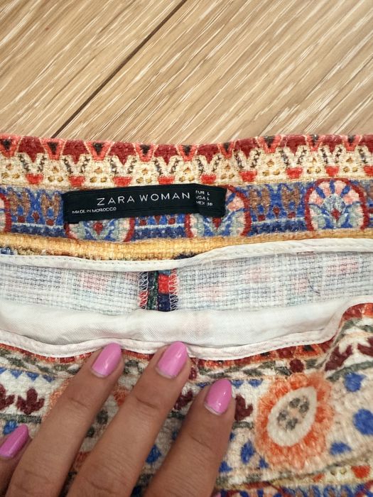 Къси панталони с висола талия Zara букле
