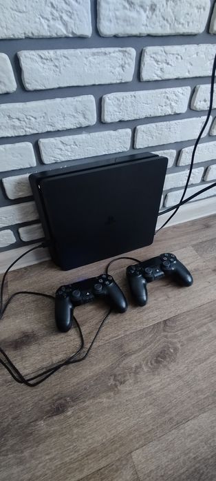 Продам PS4 Slim.