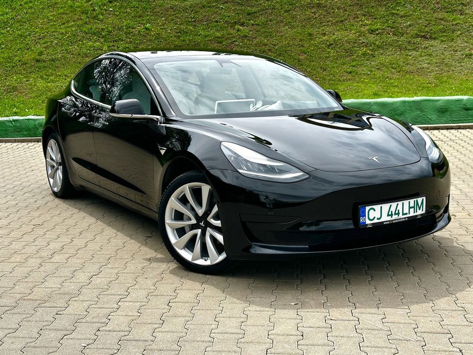 Tesla Model 3 Interior piele albă / Jante 19” / Solid Black