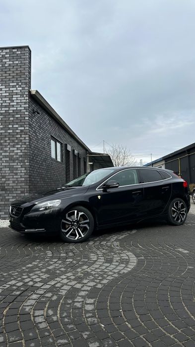 Volvo v40 D4 An 2015 ,190 HP Full Preț negociabil.