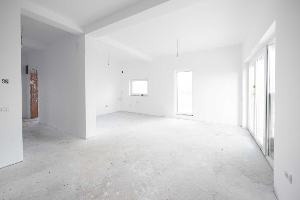 Despartit prin casa scarii! Zona buna! Asfalt! Toate utilitatile!