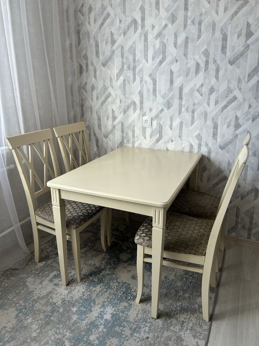 Продам кухонный стол и стулья.