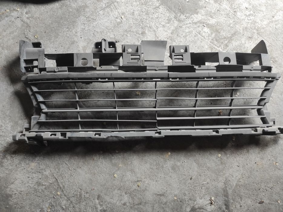 Продам крыло и решетки радиатора Renault Logan 2