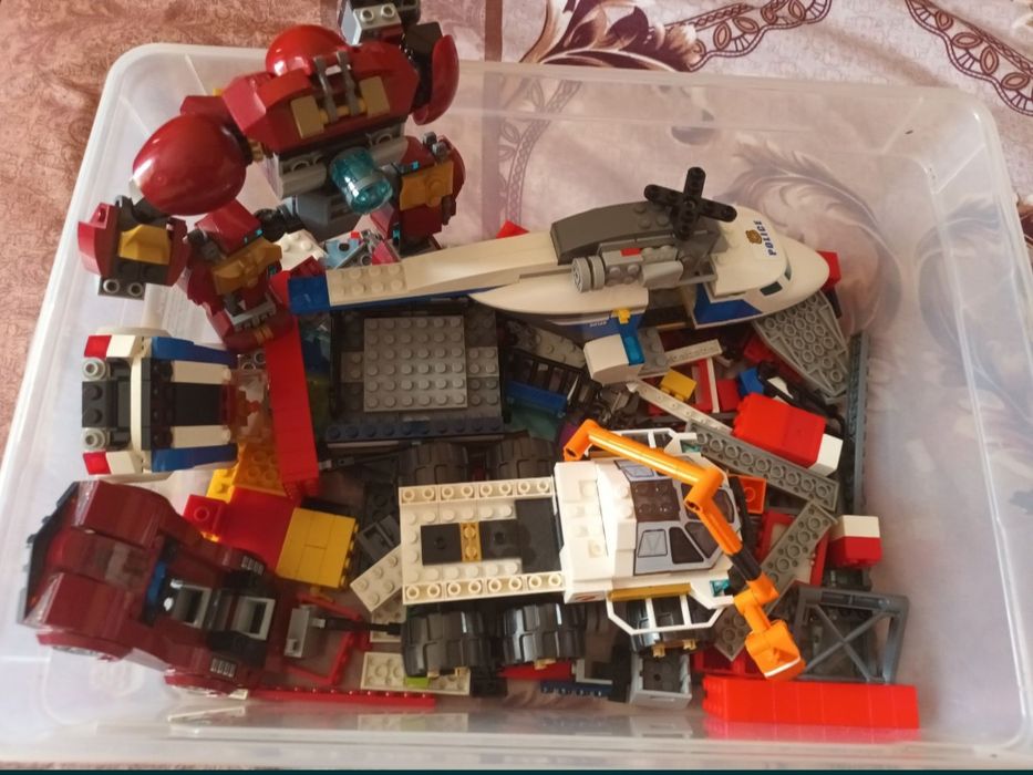 Vând două cutii cu piese lego,personaje Star Wars