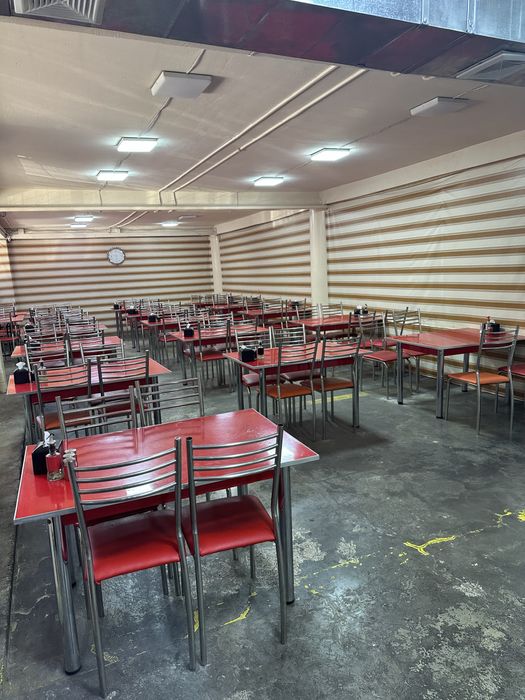 Kafe uchun stol va stul