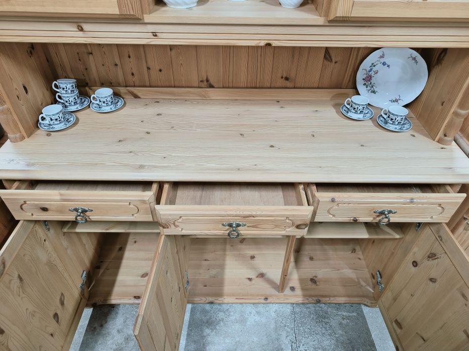 Кухненски бюфет с витрина и месенгови дръжки