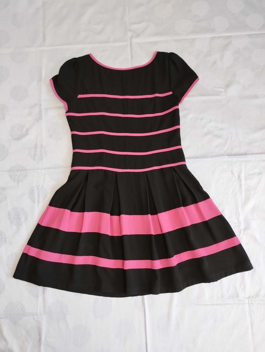 Rochie neagră cu dungi roz închis