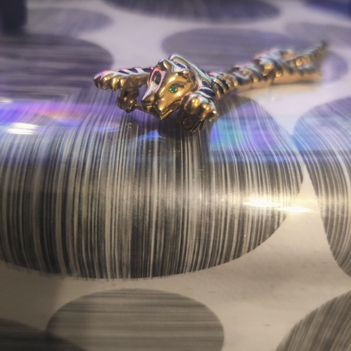 Позлатена брошка на Ягуар  със изумрудено зелени очи