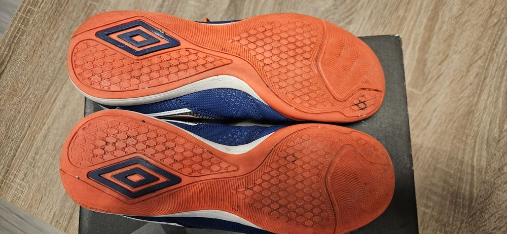 Adidasi fotbal Umbro marime 38