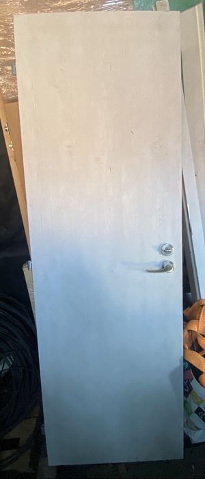 Врата интериорна с брава