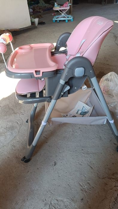 балаға арналған тамақ ішетін орындық екеншісі балаға жүруге арналған