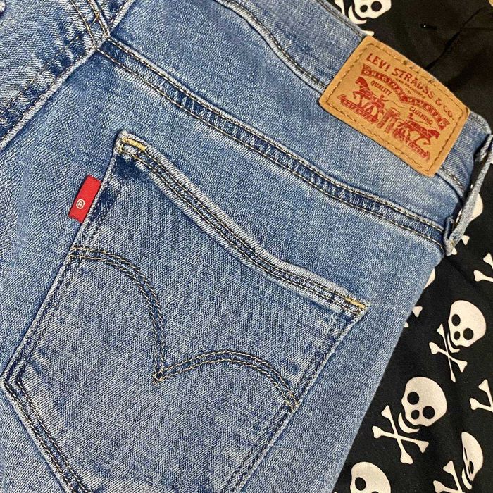 Светло-голубые джинсы Levi