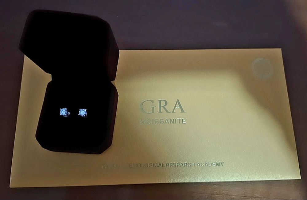 Серебряные  гвоздик проба s 925 натуральным каменным муассанит