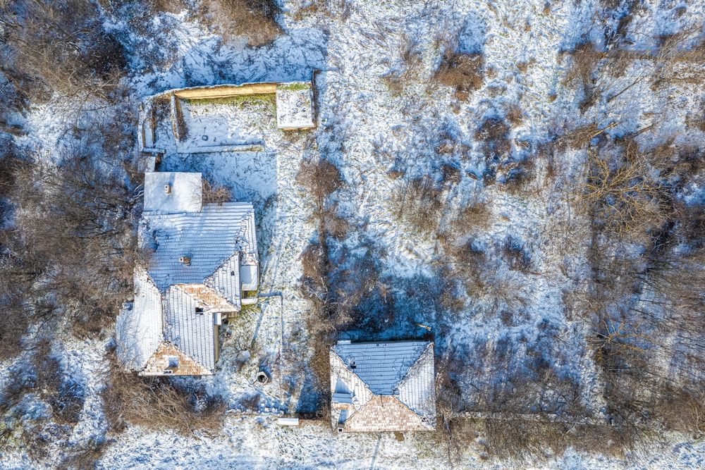 Продавам къща в с. Сушица с 1.2 gka двор, гараж