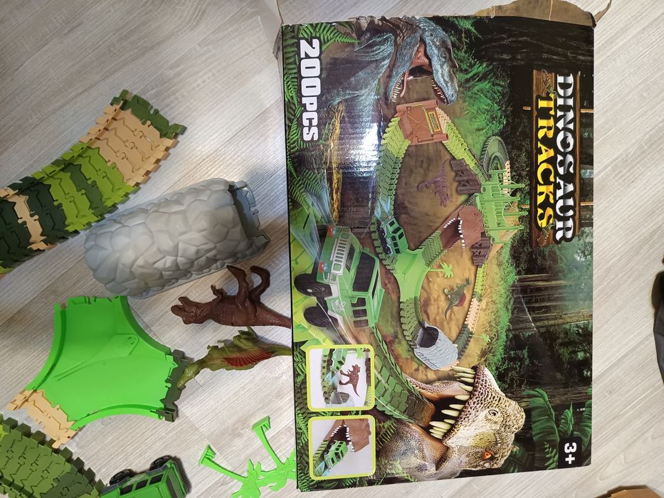 Traseu cu dinozauri 200 piese