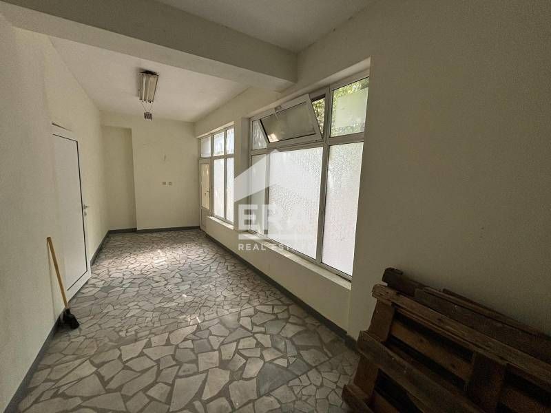 Голямо търговско помещение на хубава локация