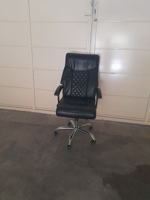 Продаются офисное кресло в рабочем состоянии.