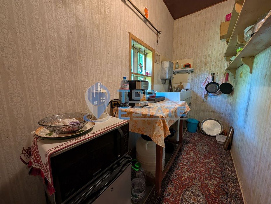 Двуетажна къща с двор в село Сливовица