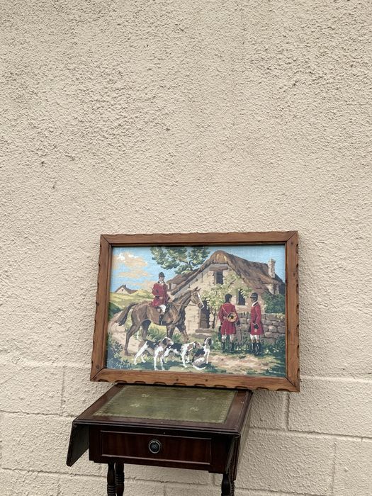 Ръчно шит гоблен с ловна сцена – в дървена рамка