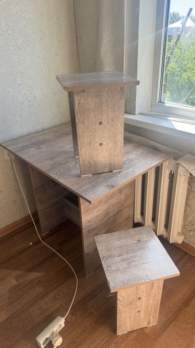 Продам обеденный стол с 4 табуретками.