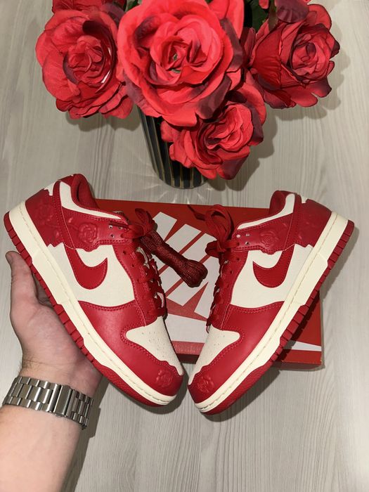 Nike dunk low red roses