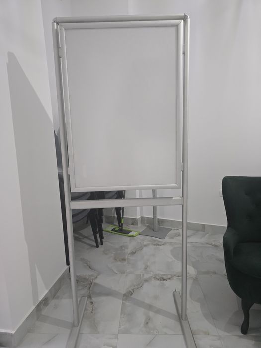 Vand panou reclama  cu cadru metalic