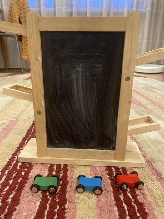 Деревянная горка для машинок