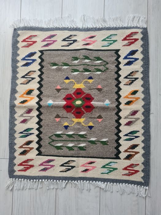 Obiecte traditionale romanesti-Covoare-Cani-Farfurii pictate-Carpete