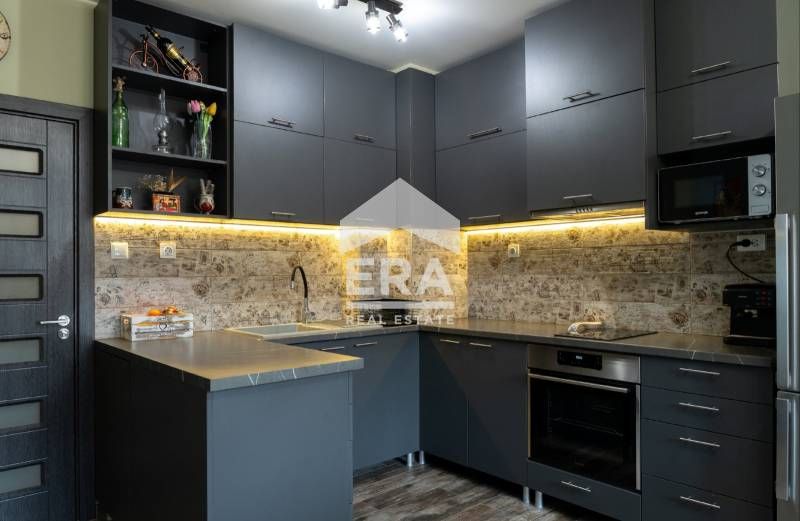 Продава се Тристаен апартамент в Варна, Цветен квартал - 74 кв.м за 2149 €/кв.м - Снимка #1