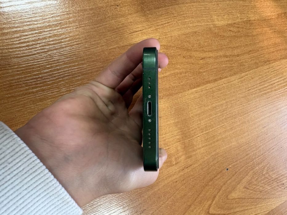 iPhone 13 зелёного цвето