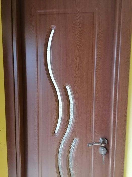 De vânzare ușă,este foarte bun