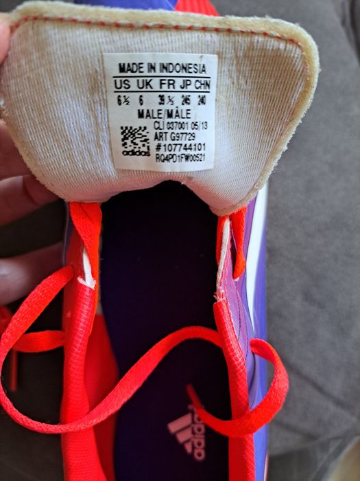 Нови футболни обувки Adidas .