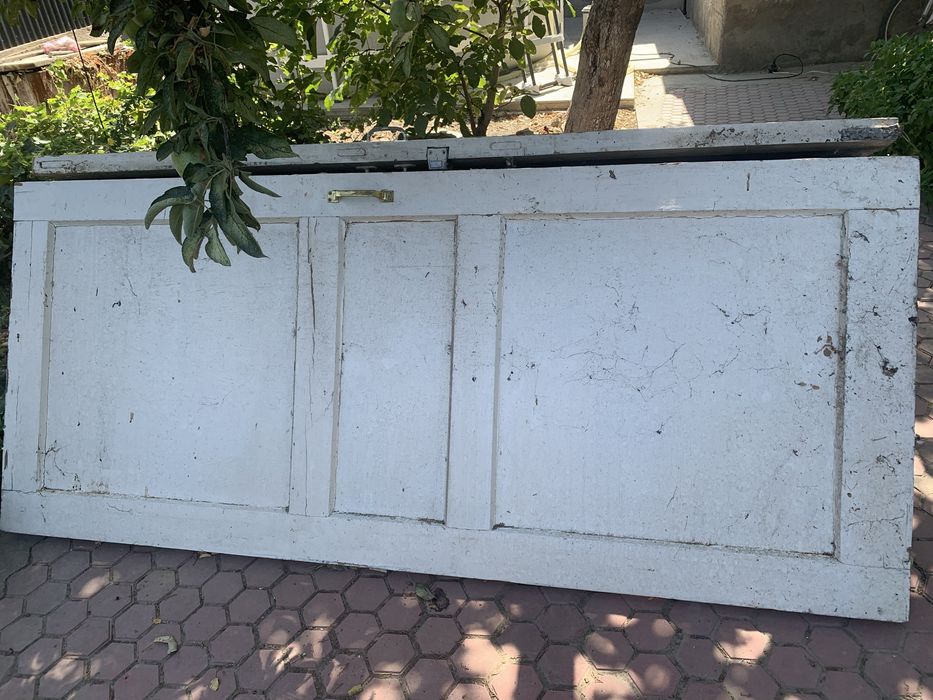 Деревянные двери и окно