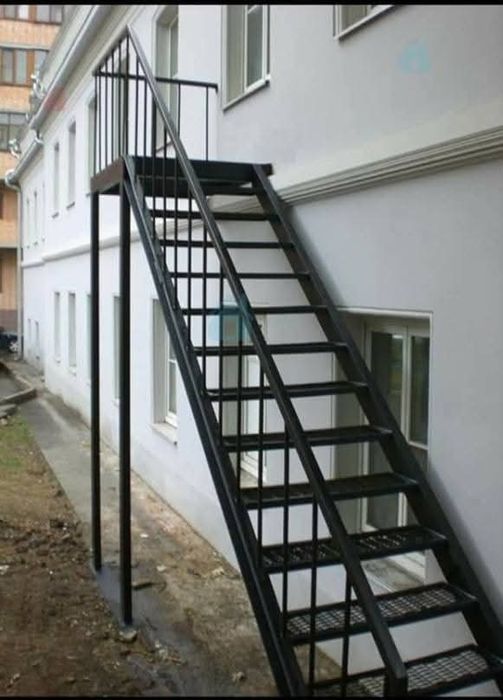 Scări interioare și exterioare.