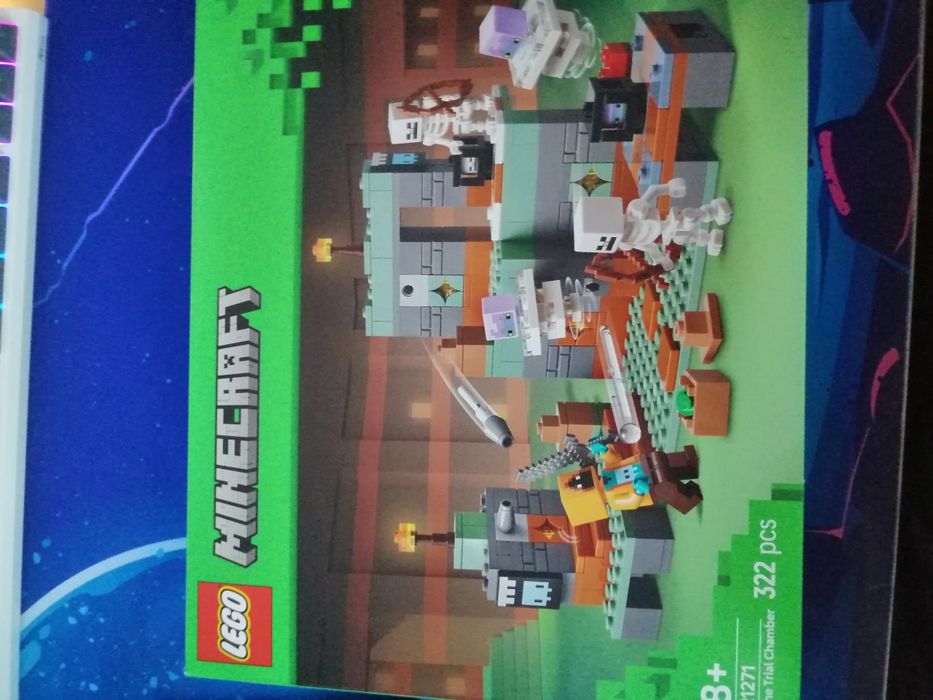 Lego Minecraft Set 21271 + Cadou