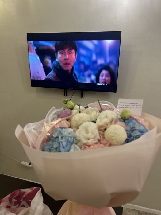 Подарите девушке цветы на 8 марте)