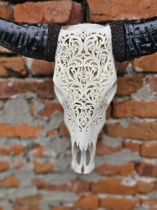 Ръчно резбован биволски череп