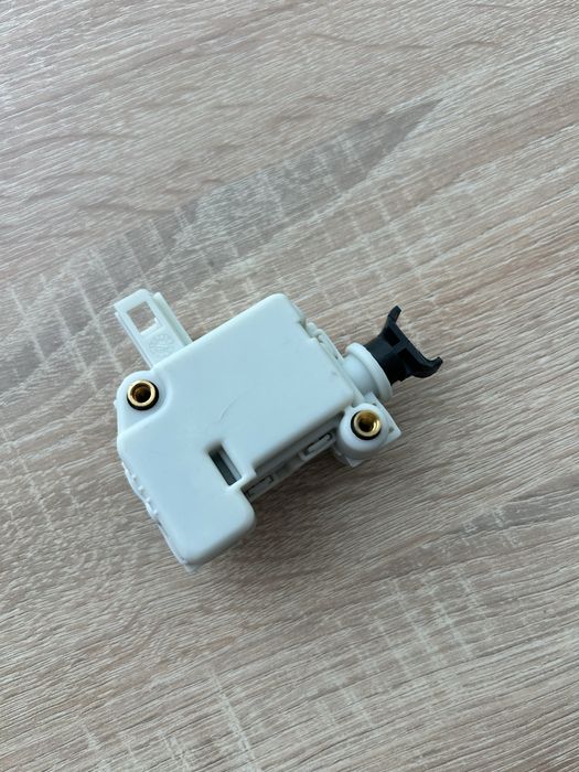 Машинка за централно заключване на багажник на Golf 4