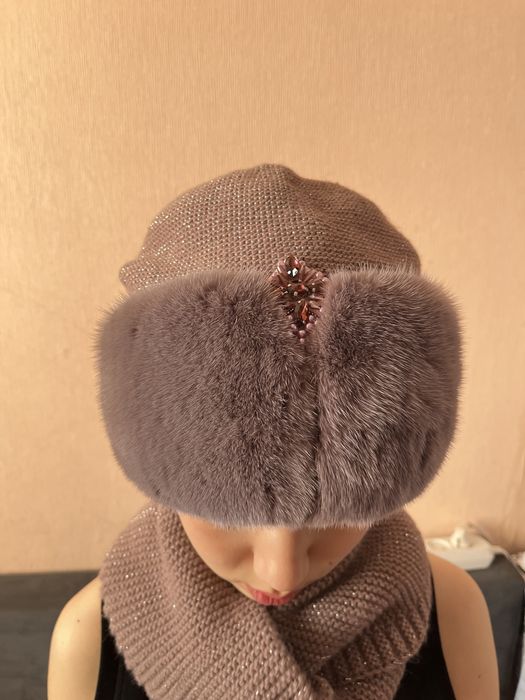 Норковая шапка со стразами