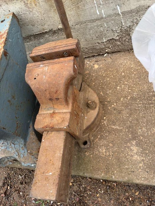 Продам тиски б/у