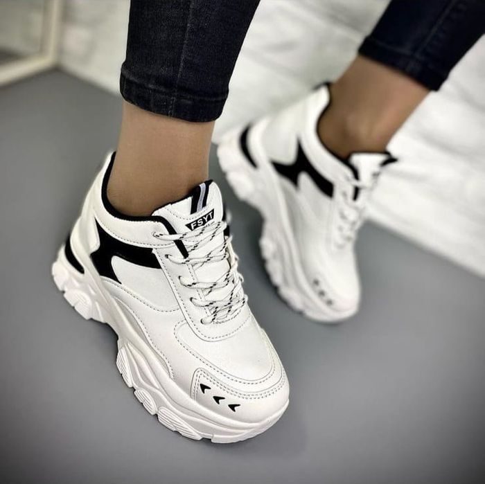 Продам кроссовки новые