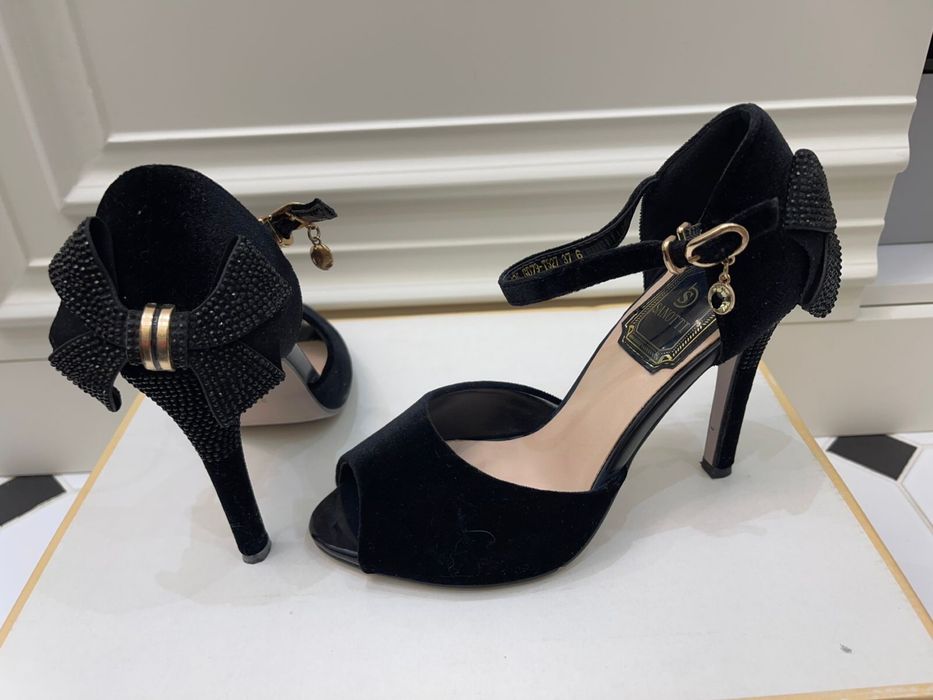 Пара женской обуви