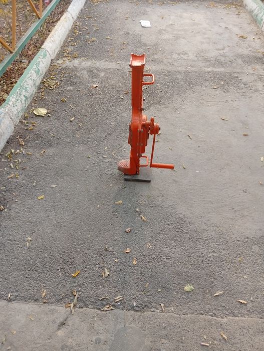 Домкрат механический