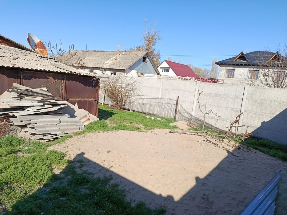 Продаётся участок, с отдельным въездом.