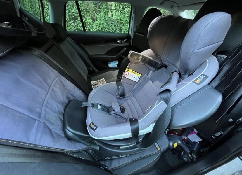 Scaun auto BeSafe Izi Twist + husa vara + protectie bancheta